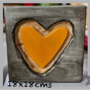 Corazón Amarillo en Base de Madera Gris 18x18 cm.