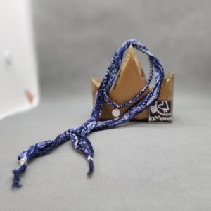 Pulsera de Seda Larga con Plaquita Flor de Loto