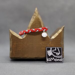 Pulsera de hilo con plaquita enchapada en plata