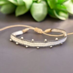 Pulseras de seda con balines bañados en plata